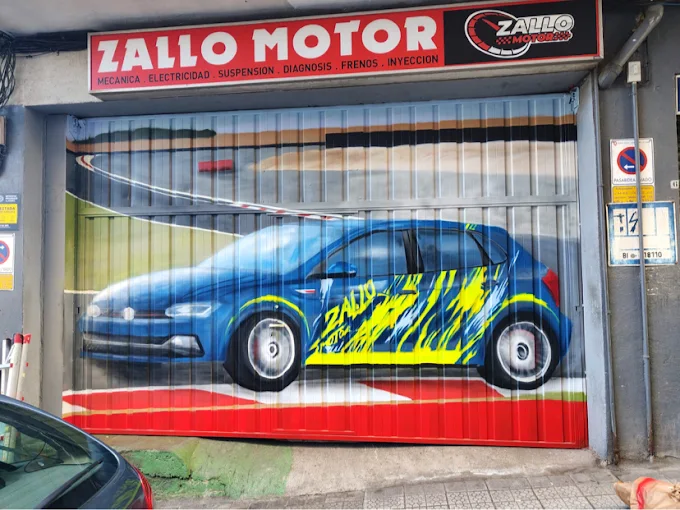 Persiana del taller pintada con un coche azul y el logo de Zallo Motor
