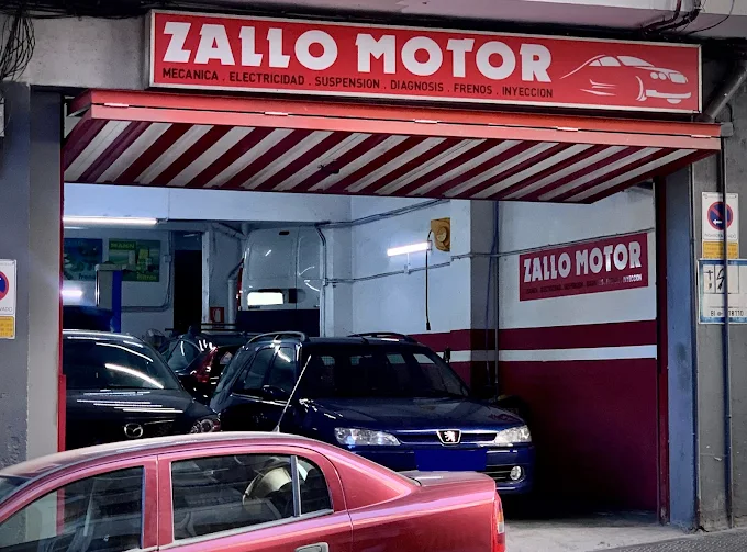 Fachada del taller con el rótulo rojo de Zallo Motor y la entrada abierta